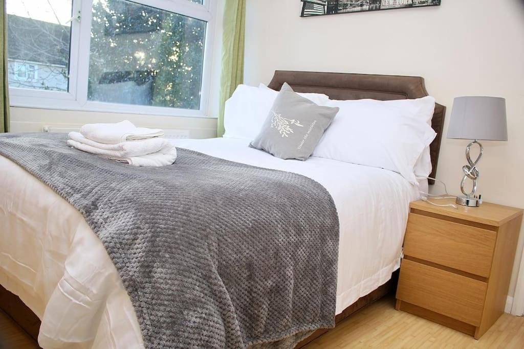 Contractor'S Haven- 4-Bedroom House With Free Parking, Super Fast Wifi, Fran Properties In Aylesbury, Pets Are Welcome! 艾尔斯伯里 外观 照片