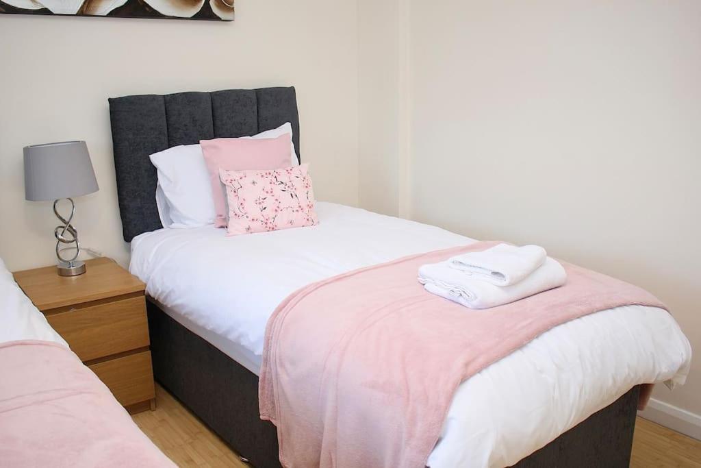 Contractor'S Haven- 4-Bedroom House With Free Parking, Super Fast Wifi, Fran Properties In Aylesbury, Pets Are Welcome! 艾尔斯伯里 外观 照片