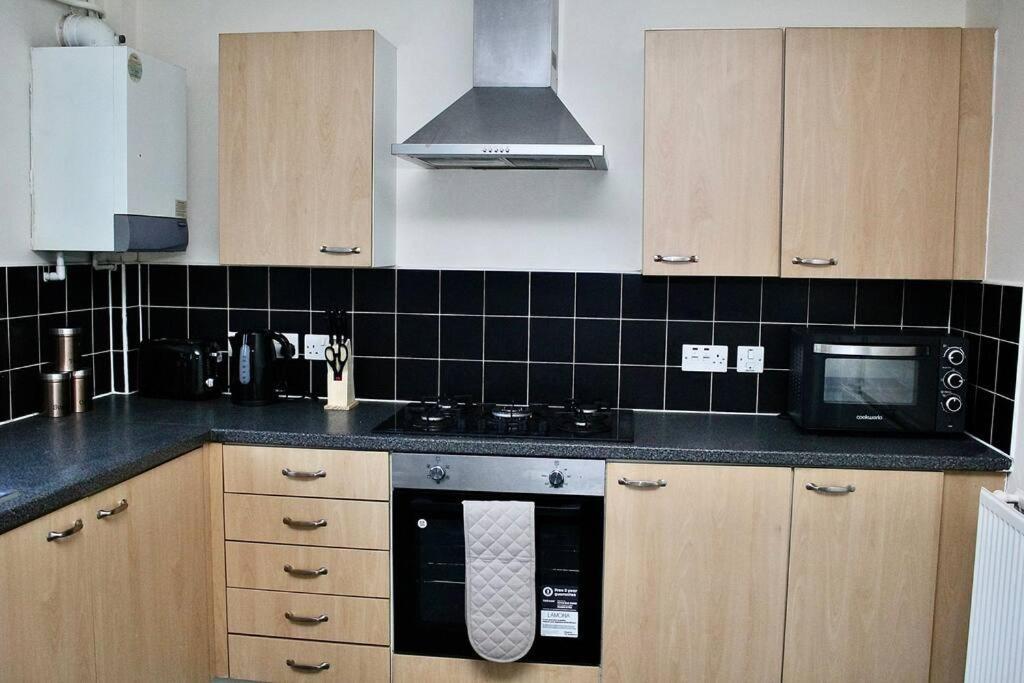 Contractor'S Haven- 4-Bedroom House With Free Parking, Super Fast Wifi, Fran Properties In Aylesbury, Pets Are Welcome! 艾尔斯伯里 外观 照片