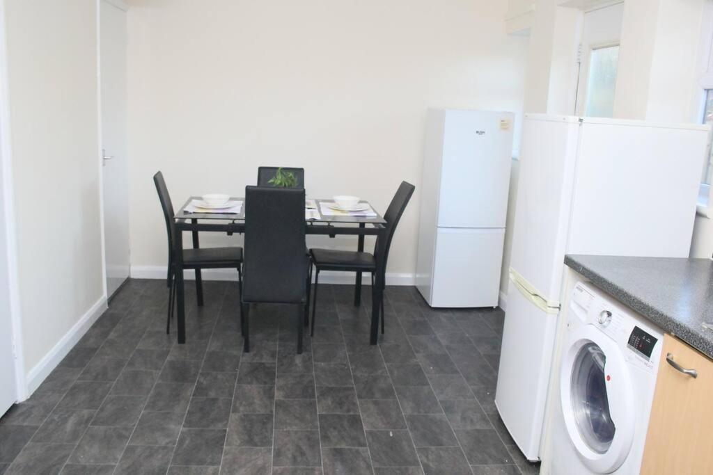 Contractor'S Haven- 4-Bedroom House With Free Parking, Super Fast Wifi, Fran Properties In Aylesbury, Pets Are Welcome! 艾尔斯伯里 外观 照片