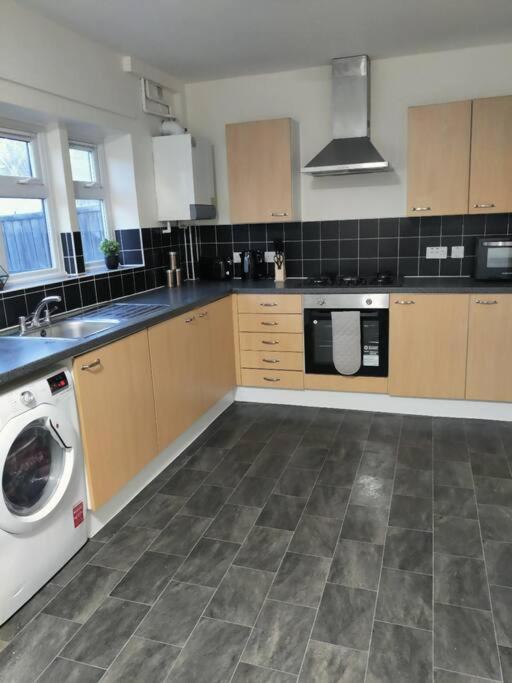 Contractor'S Haven- 4-Bedroom House With Free Parking, Super Fast Wifi, Fran Properties In Aylesbury, Pets Are Welcome! 艾尔斯伯里 外观 照片